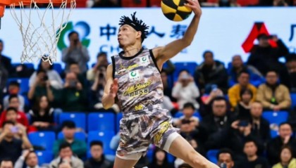 熊猫体育官方入口-男篮40岁老将夺冠！张镇麟宿敌获美国扣篮王：转手送陌生人一辆车